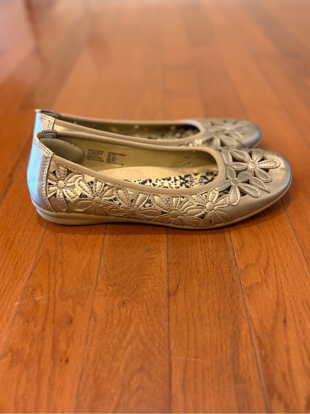 Women's Metallic Floral Cutout Ballet Flats - Silver/Gold